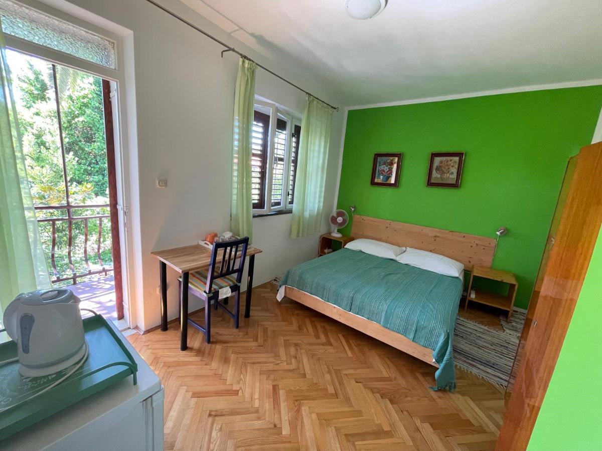Guest house In House - S1 - Double With Ensuite Bathroom And Balcony In The Centre Of Jelsa, Hvar *